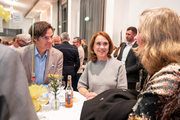 Kabinett Bürgerempfang der Landesregierung in Bad Schussenried Petra Olschowski (Mitte), Ministerin für Wissenschaft, Forschung und Kunst, im Gespräch