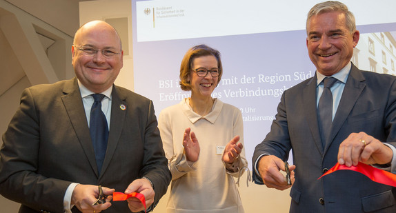 BSI-Präsident Arne Schönbohm und Minister Thomas Strobl eröffnen das BSI-Verbindungsbüro Süd in Stuttgart.