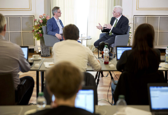 Dialog Online-Bürgersprechstunde mit dem Ministerpräsidenten Ministerpräsident Winfried Kretschmann (h.r.) und Regierungssprecher Rudi Hoogvliet (h.l.)