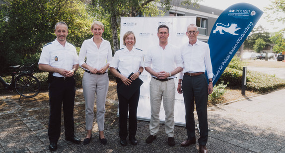 v.l.n.r.: Landespolizeidirektor Carsten Höfler, Landespolizeipräsidentin Dr. Stefanie Hinz, Jennifer Lautensack, Innenminister Manuel Hagel MdL, Staatssekretär Reiner Moser