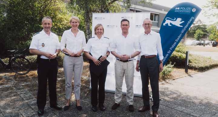 v.l.n.r.: Landespolizeidirektor Carsten Höfler, Landespolizeipräsidentin Dr. Stefanie Hinz, Jennifer Lautensack, Innenminister Manuel Hagel MdL, Staatssekretär Reiner Moser