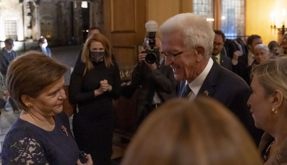 Auslandsreise Delegationsreise nach Schottland und England Ministerpräsident Winfried Kretschmann (rechts) im Gespräch mit Schottlands Regierungschefin Nicola Sturgeon (links)