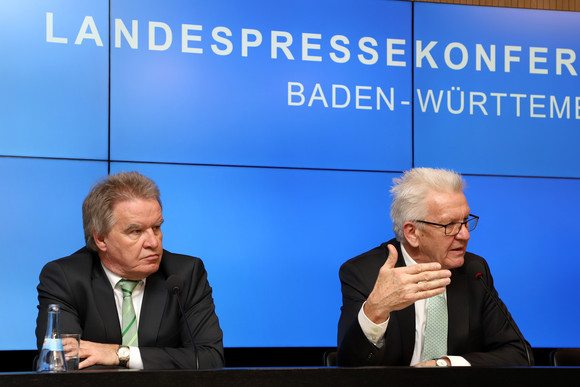 Pressekonferenz Neue Wärme- und Trockenrekorde im Land Ministerpräsident Winfried Kretschmann (r.) und Umweltminister Franz Untersteller (l.) bei der Regierungspressekonferenz (Bild: Staatsministerium Baden-Württemberg)