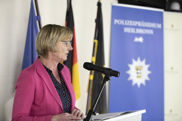 Finanzministerin Edith Sitzmann bei der Übergabe des Schieß- und Einsatztrainingszentrums an die Polizei Heilbronn.