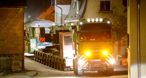 Schwertransport, der durch einen Verwaltungshelfer begleitet wird. Die Fahrt fand am 27. Februar 2019 statt und wurde durch die Polizei-Zeitschrift Baden-Wuerttemberg begleitet. Bild: Lichtgut/Leif Piechowski 