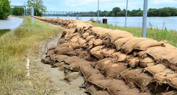 Sandsäcke nach einem Hochwasser. Quelle: Fotolia.