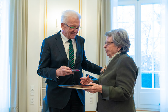 Auszeichnung Große Staufermedaille in Gold an Marianne Schultz-Hector Ministerpräsident Winfried Kretschmann (l.) und Ministerin a. D. Dr. Marianne Schultz-Hector (r.) (Bild: © Björn Hänssler / BW Stiftung)