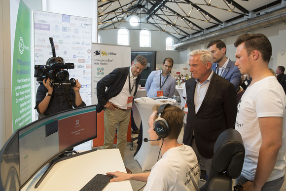 Digitalisierungs- und Innenminister Thomas Strobl lässt sich die Software für Leitstellen "EmergencyEye" zeigen.