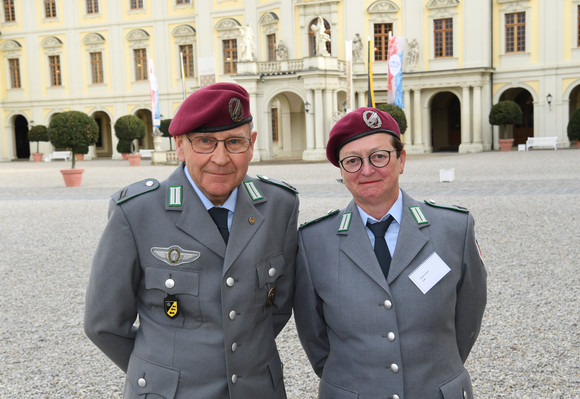 Symbolische Scheckübergabe an den Volksbund Deutsche Kriegsgräberfürsorge e.V.