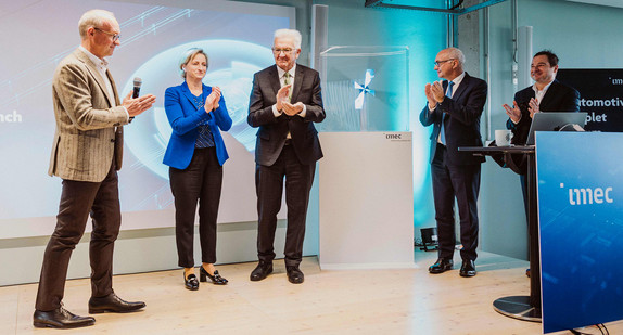von links nach rechts: Jo De Boeck, imec Chief Strategy Officer; Wirtschaftsministerin Dr. Nicole Hoffmeister-Kraut; Ministerpräsident Winfried Kretschmann; Luc Van den hove, President and Chief Executive Officer of imec und Bart Plackle, imec Vice-President Automotive von links nach rechts: Jo De Boeck, imec Chief Strategy Officer; Wirtschaftsministerin Dr. Nicole Hoffmeister-Kraut; Ministerpräsident Winfried Kretschmann; Luc Van den hove, President and Chief Executive Officer of imec und Bart Plackle, imec Vice-President Automotive