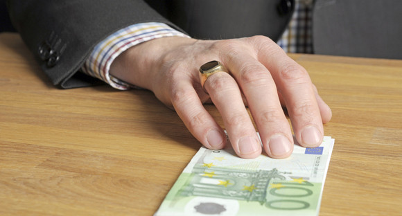 Eine Hand schiebt Geldscheine über den Tisch. Quelle: www.polizei-beratung.de Eine Hand schiebt Geldscheine über den Tisch. Quelle: Fotolia