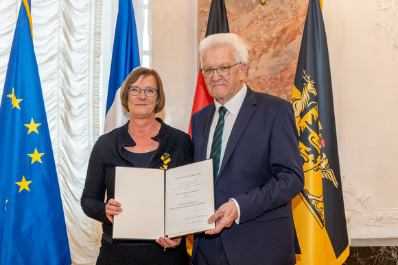 Auszeichnung Verdienstorden des Landes an 23 verdiente Persönlichkeiten Ministerpräsident Winfried Kretschmann (rechts) und Edith Sitzmann (links)
