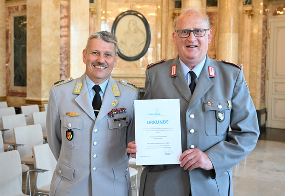 Kriegsgräberfürsorge Symbolische Scheckübergabe an den Volksbund Deutsche Kriegsgräberfürsorge e. V. Scheckübergabe an den Volksbund Deutsche Kriegsgräberfürsorge e. V.
