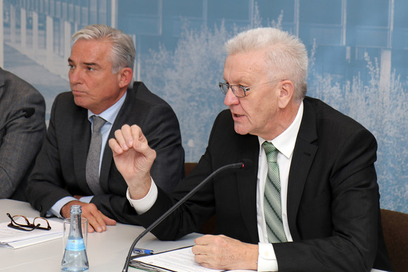Pressekonferenz Stärkung der Sicherheit Ministerpräsident Winfried Kretschmann (r.) und Innenminister Thomas Strobl (l.)