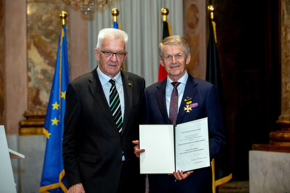 Auszeichnung Verdienstorden des Landes an 19 verdiente Persönlichkeiten Ministerpräsident Winfried Kretschmann (l.) und Prof. Dr. Thomas Weber (r.)