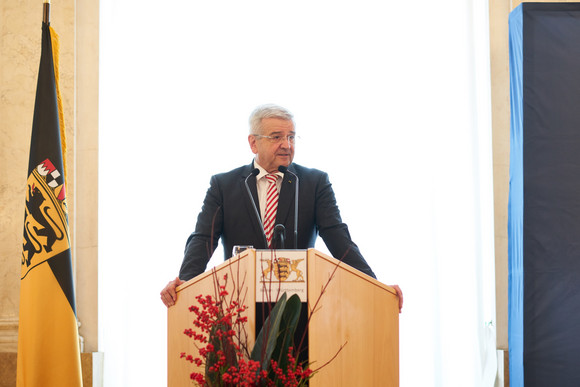 Minister Thomas Strobl verleiht in Stuttgart das neue Bevölkerungsschutz-Ehrenzeichen. Fotograf Steffen Schmid.