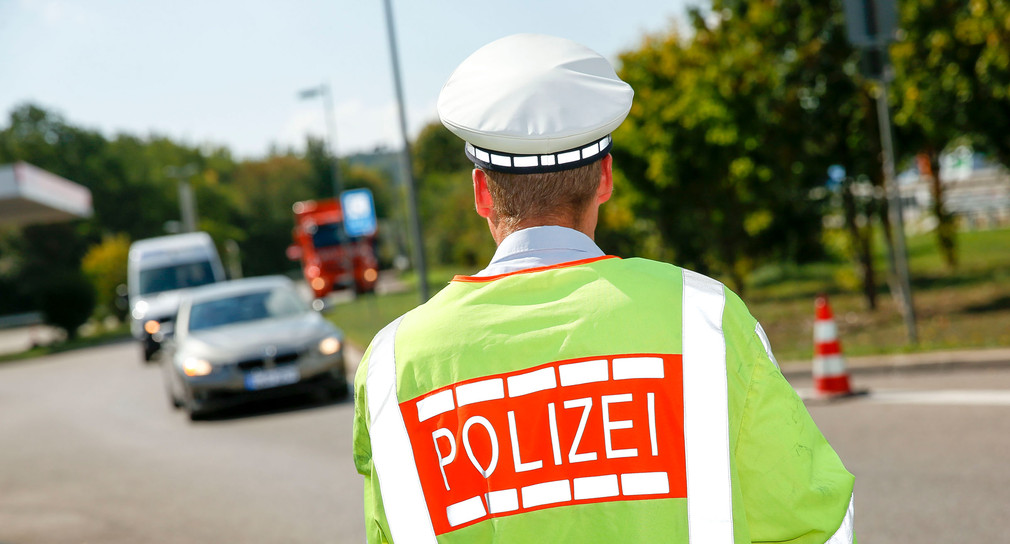 Polizist der Polizei Baden-Württemberg kontrolliert den Verkehr.