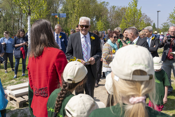 Nachhaltige Stadtentwicklung Landesgartenschau in Neuenburg am Rhein eröffnet Ministerpräsident Winfried Kretschmann (Mitte) mit anderen Besucherinnen und Besuchern bei einem Rundgang auf der Landesgartenschau in Neuenburg am Rhein.