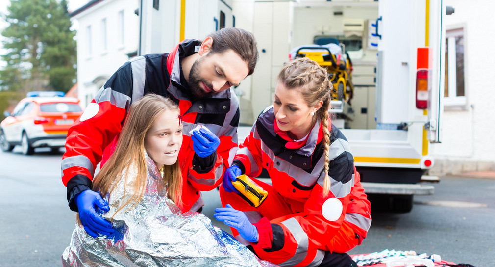 Sanitäter betreuen eine Patientin. Quelle: Fotolia