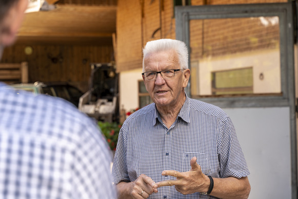 Sommertour Rückblick auf die Sommertour Ministerpräsident Winfried Kretschmann hat im Rahmen seiner Sommertour den Bio-Bauernhof Hirzbauernhof in St.Georgen im Schwarzwald besucht.