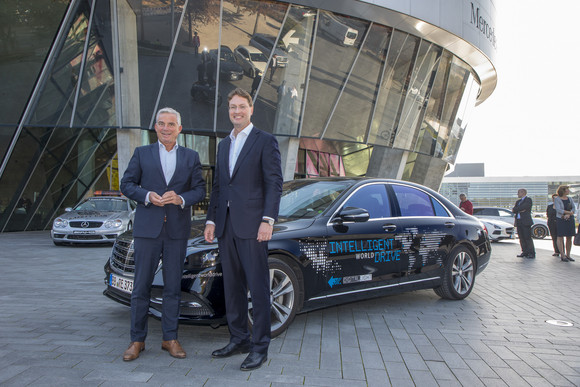 Minister Thomas Strobl testet autonomes Fahren bei Mercedes-Benz mit Ola Källenius, Vorstandsmitglied der Daimler AG.