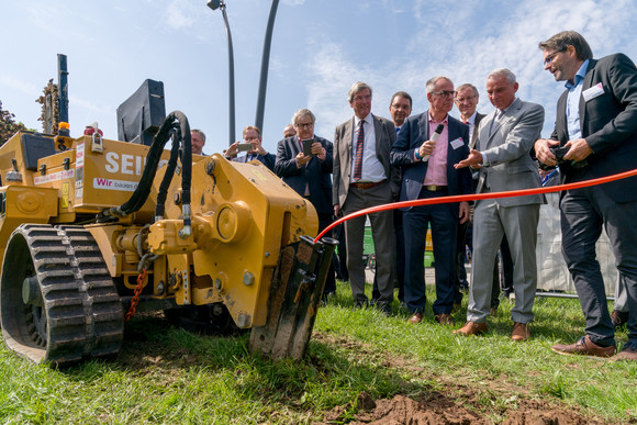 Digitalisierungsminister Thomas Strobl bei der Unterzeichnung des Kooperationsvertrags zum Breitbandausbau.