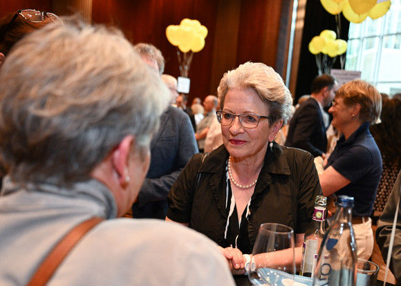 Kabinett Bürgerempfang der Landesregierung in Friedrichshafen Barbara Bosch (Mitte), Staatsrätin für Zivilgesellschaft und Bürgerbeteiligung, im Gespräch