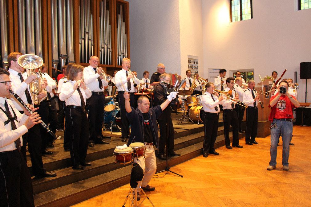 Die Brenz Band und das Landespolizeiorchester gemeinsam in Aktion.
