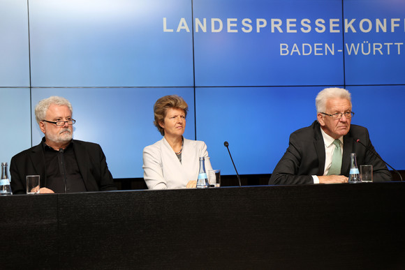 Pressekonferenz Normenkontrollrat zum Bürokratieabbau v.l.n.r.: Staatsminister Klaus-Peter Murawski, Gisela Meister-Scheufelen und Ministerpräsident Winfried Kretschmann bei der Regierungspressekonferenz