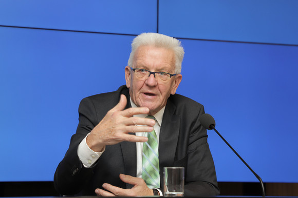 Pressekonferenz Forderungen des Landes an die neue Europäische Kommission Ministerpräsident Winfried Kretschmann bei der Regierungspressekonferenz (Bild: Staatsministerium Baden-Württemberg)