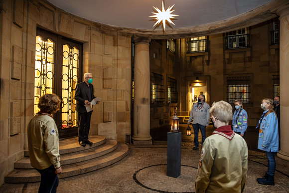 Aktion Pfadfinder übergeben Friedenslicht Ministerpräsident Winfried Kretschmann (2.v.l.) empfängt die Pfadfinder vor der Villa Reitzenstein.