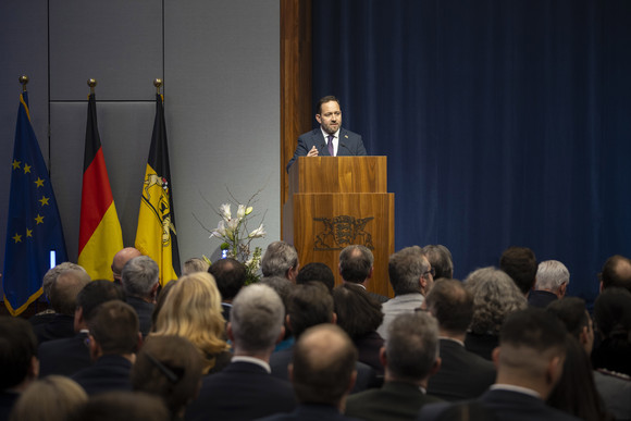 Europa-Staatssekretär Florian Hassler bei seiner Rede