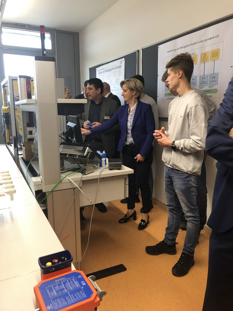 Kreisbereisung Ministerin besucht Landkreis Schwäbisch Hall Ministerin Hoffmeister-Kraut in der Gewerblichen Schule Crailsheim