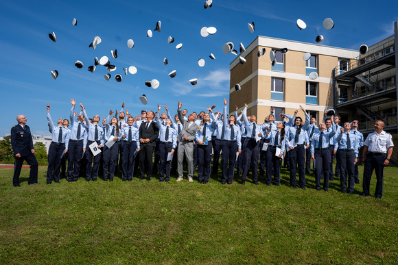 Polizei Weitere Verstärkung für die Polizei Baden-Württemberg Gruppenbild mit Innenminister Thomas Strobl und frisch ausgebildeten Polizeibeamtinnen und Polizeibeamten bei der Verabschiedung in Biberach