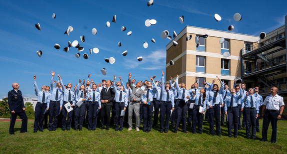 Gruppenbild mit Innenminister Thomas Strobl und frisch ausgebildeten Polizeibeamtinnen und Polizeibeamten bei der Verabschiedung in Biberach 