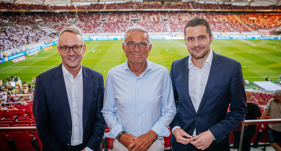 v.l.n.r.: Vorstandsvorsitzender der VfB Stuttgart 1893 AG Alexander Wehrle, Stv. Ministerpräsident und Innenminister Thomas Strobl, Geschäftsführer der DFL GmbH Dr. Marc Lenz
