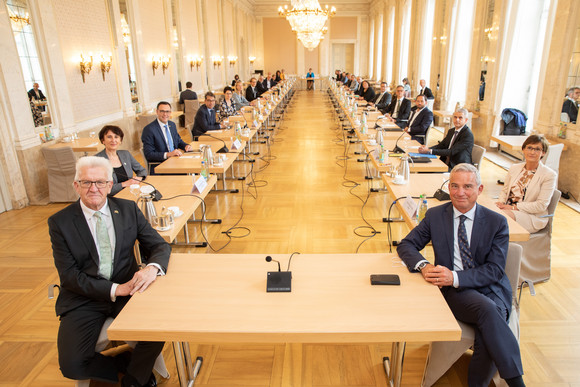 Regierungsbildung Neue Landesregierung Erste Kabinettssitzung der neuen Landesregierung im Neuen Schloss in Stuttgart, vorne Ministerpräsident Winfried Kretschmann (l.) und sein Stellvertreter, Innenminister Thomas Strobl (r.)