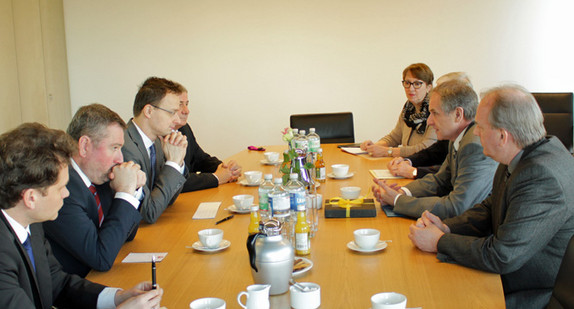 Kristóf Altusz, stv. Staatssekretär, Botschafter Dr. Péter Györkös, Péter Szijjártó, ungarischer Minister für Auswärtiges und Außenhandel, Generalkonsul Dr. János Berényi, Leitende Ministerialrätin Dr. Christiane Meis, Ministerialdirigent Herbert Hellstern, Innenminister Reinhold Gall und Ákos Vida, Dolmetscher (von links)