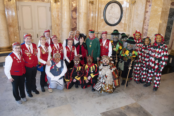 Fastnacht Närrischer Staatsempfang der Landesregierung Gruppenbild mit der Narrenvereinigung Kleggau (Bild: Staatsministerium Baden-Württemberg)