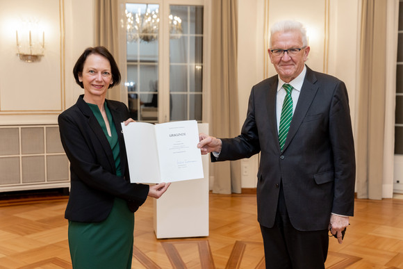 Verwaltung Urkundenübergabe an neue Stuttgarter Regierungspräsidentin Ministerpräsident Winfried Kretschmann (rechts) übergibt hat der neuen Regierungspräsidentin des Regierungsbezirks Stuttgart, Susanne Bay (links), die Ernennungsurkunde.