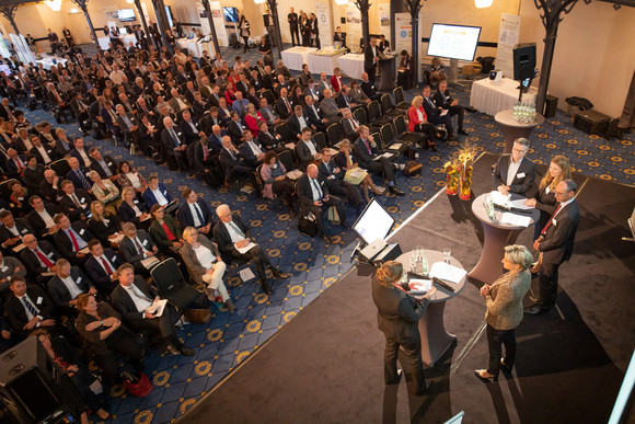 Konferenz Zwischenbilanz des Forums Gesundheitsstandort Teilnehmerinnen und Teilnehmer des Forums Gesundheitsstandort (Bild: Staatsministerium Baden-Württemberg)