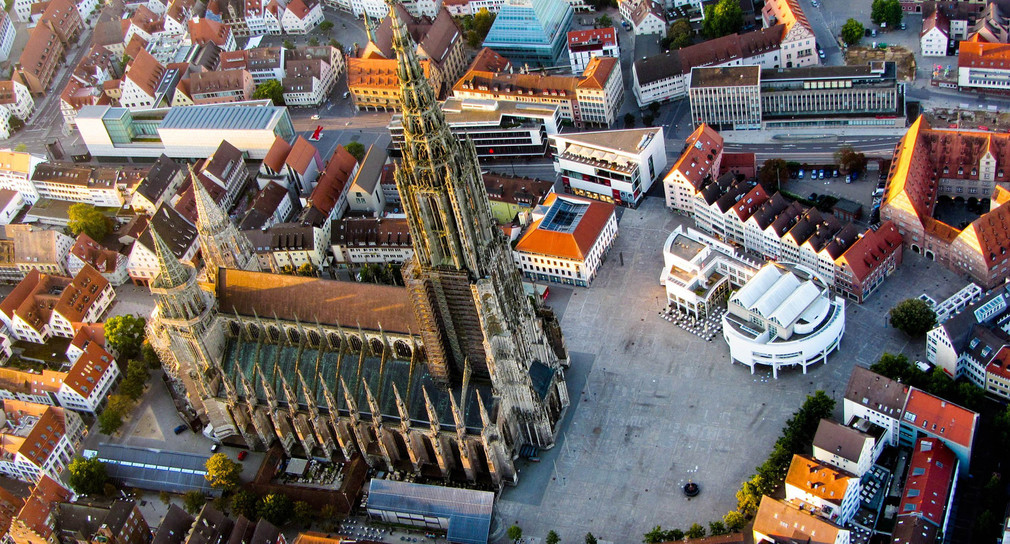 Die Innenstadt und das Münster von Ulm aus der Vogelperspektive.