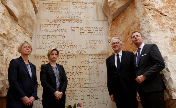 DELEGATIONSREISE Reise nach Israel und in die Palästinensischen Gebiete v.l.n.r.: Landtagsabgeordnete Gabriele Reich-Gutjahr, Wirtschaftsministerin Nicole Hoffmeister-Kraut, Ministerpräsident Winfried Kretschmann und Landtagsabgeordneter Tobias Wald in der Gedenkstätte Yad Vashem