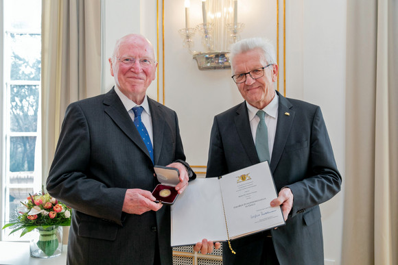 Auszeichnung Große Staufermedaille in Gold für Dr. Erwin Vetter Ministerpräsident Winfried Kretschmann (r.) und Dr. Erwin Vetter (l.)