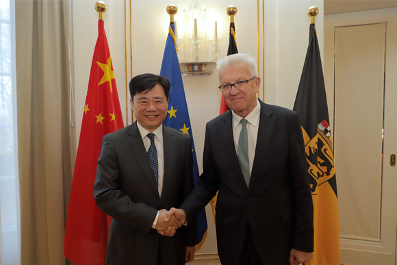 Antrittsbesuch Kretschmann empfängt chinesischen Botschafter Ministerpräsident Winfried Kretschmann (r.) und der chinesische Botschafter Ken Wu (l.) (Bild: Staatsministerium Baden-Württemberg)