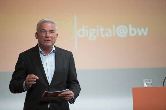 Stv. Ministerpräsident und Digitalisierungsminister Thomas Strobl begrüßt die rund 500 Gäste des Gesundheitsfestivals.