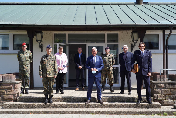 V.l.n.r.: Oberst Dieter Bohnert (Kommandeur Landeskommando Baden-Württemberg), Generalleutnant Martin Schelleis (Nationale Territoriale Befehlshaber & Inspekteur der Streitkräftebasis), Regierungspräsidentin Sylvia M. Felder (Regierungspräsidium Karlsruhe), Markus Rothfuß (Leiter des Ankunftszentrums), Innenminister Thomas Strobl, Oberstleutnant Martin Winkler (Kommandeur des Jägerbataillons 291), Prof. Hermann Schröder (Abteilungsleiter Bevölkerungsschutz & Krisenmanagement) und Polizeipräsident Andreas Stenger (PP Mannheim).