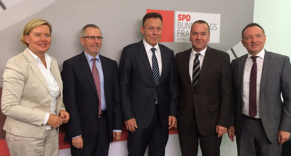 Eva Högl, stellvertretende Fraktionsvorsitzende der SPD-Bundestagsfraktion, Ministerialdirektor Dr. Herbert O. Zinell, Thomas Oppermann, Fraktionsvorsitzender der SPD-Bundestagsfraktion, der niedersächsische Innenminister Boris Pistorius und der thüringische Innenminister Holger Poppenhäger (von links). Quelle: SPD-Bundestagsfraktion