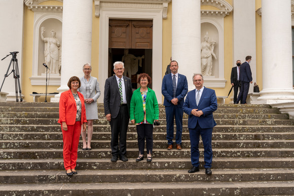 Reise Kretschmann besucht Sachsen-Anhalt v.l.n.r.: Gabriele Haseloff, Brigitte Mang, Direktorin der Kulturstiftung Dessau-Wörlitz, Ministerpräsident Winfried Kretschmann mit Ehefrau Gerlinde und Reiner Haseloff, Ministerpräsident von Sachsen-Anhalt, vor Schloss Wörlitz (Bild: Staatsministerium Baden-Württemberg)
