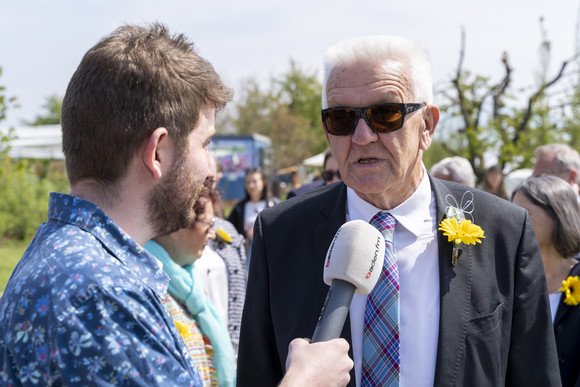Nachhaltige Stadtentwicklung Landesgartenschau in Neuenburg am Rhein eröffnet Ministerpräsident Winfried Kretschmann (rechts) gibt bei der Eröffnung der Landesgartenschau in Neuenburg am Rhein ein Interview.